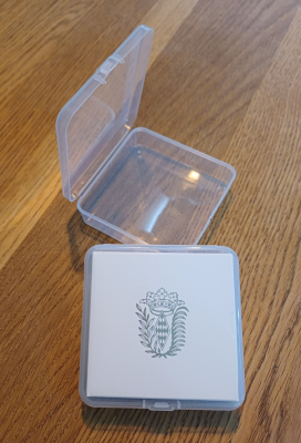 Kunststoffbox für 2Euro Monaco in weißem Karton